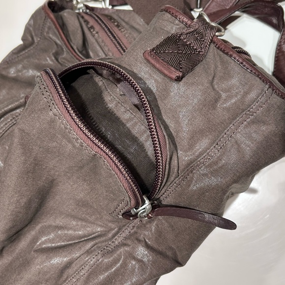 Property Of Brand Messenger Bag, lots of pockets! - Picture 6 of 11